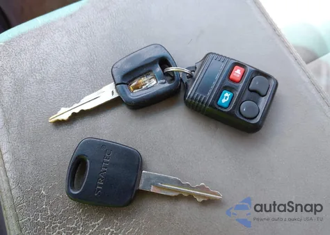 2002 Lincoln Town Car Sig. Prem./Signature z USA, uszkodzony, nr VIN 1LNHM82W22Y639231